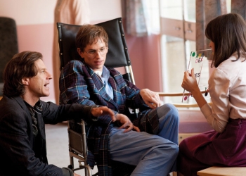 James Marsh, Eddie Redmayne ve Felicity Jones The Theory of Everything Setinde
