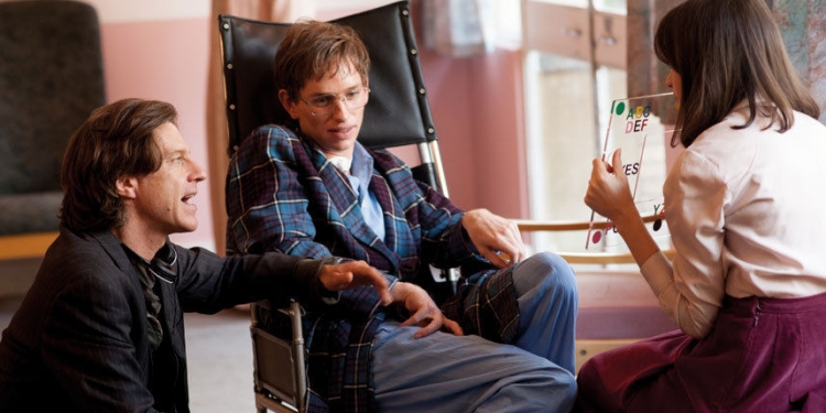 James Marsh, Eddie Redmayne ve Felicity Jones The Theory of Everything Setinde