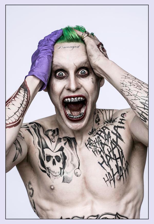 Filmin yönetmeni David Ayer, fotoğrafı kendi Twitter hesabından “Mutlu Yıllar Bay Joker!” açıklamasıyla paylaştı.