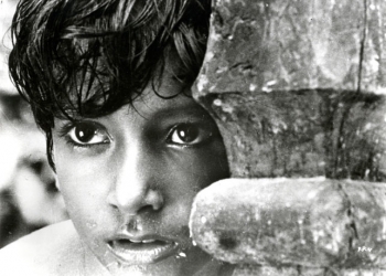 Siyah Beyaz Türküler, Yenilmez Kahramanlar Masalı: Apu Üçlemesi