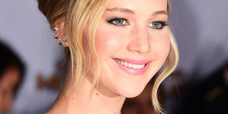 Jennifer Lawrence Yönetmen Koltuğuna Oturuyor!