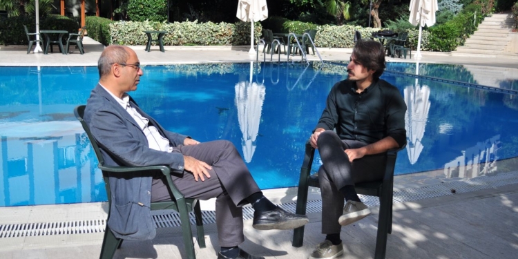 Sinematografisini Karnavala Çeviren Yönetmen: Derviş Zaim ile Söyleşi