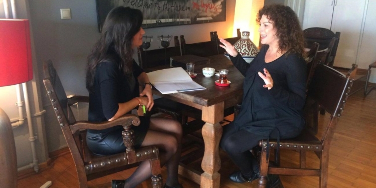 Türk Sinemasının Kızıl Saçlı Kadını Derya Alabora ile Söyleşi