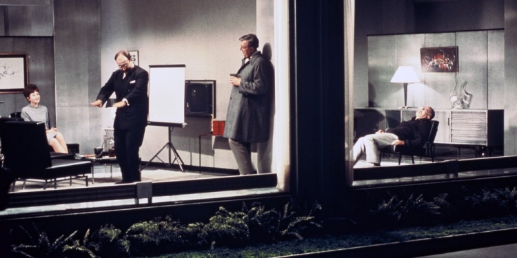 Bir Sahne-Playtime: Modernizmin Mekanik Ritmi