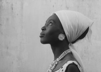 Beyaz Maskeli Siyah Deri: La Noire de…