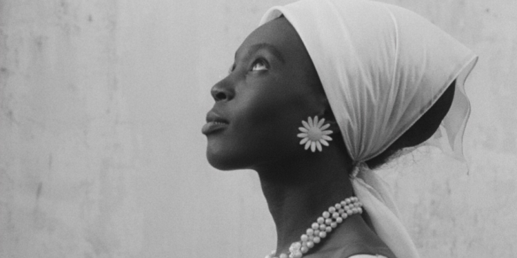 Beyaz Maskeli Siyah Deri: La Noire de…