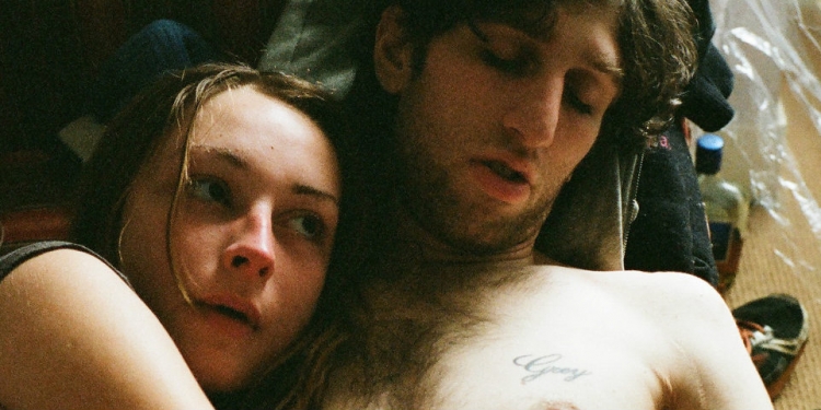 New York City Sokaklarında Romantik Bir Keş: Heaven Knows What (2014)