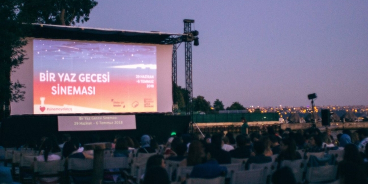 “Bir Yaz Gecesi Sineması”: Kundura Sinema’dan Boğaz Kıyısında Açık Hava Filmleri