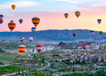 Uçan renkli balonlar