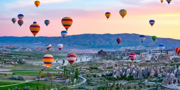 Uçan renkli balonlar