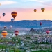 Uçan renkli balonlar