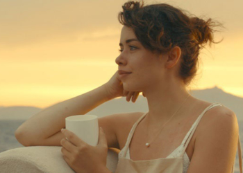 ”Parıldayan İncinin Tuhaf Hikayesi” Ödülleriyle Parlamaya Devam Ediyor!