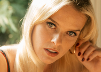 Alice Eve The Queen Mary’de Rol Alacak