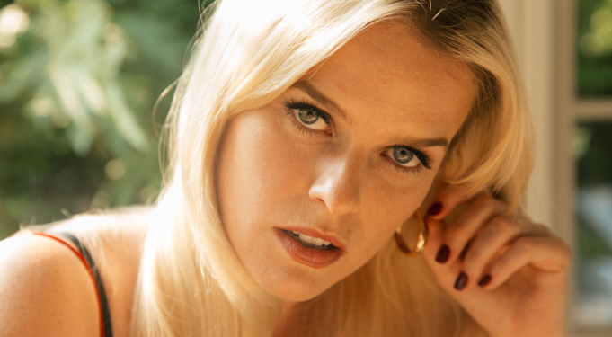 Alice Eve The Queen Mary’de Rol Alacak