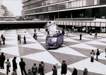 Kimsiniz? Burada ne yapıyorsunuz? Nerelisiniz?: Otobüs (1974)