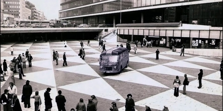 Kimsiniz? Burada ne yapıyorsunuz? Nerelisiniz?: Otobüs (1974)