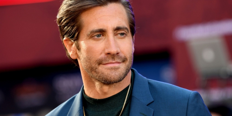 Bir adam sağ tarafa doğru bakıyor.