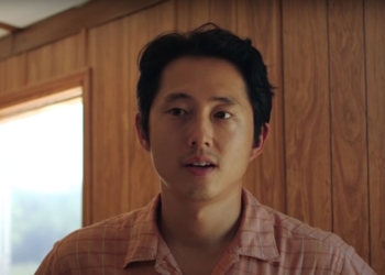 Koreli bir adam sağ tarafa doğru bakıyor