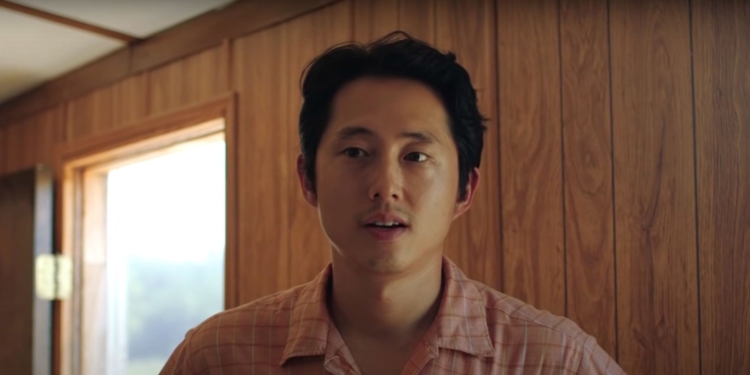 Koreli bir adam sağ tarafa doğru bakıyor