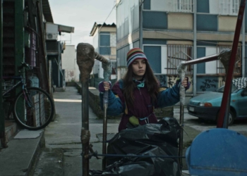 genç bir kız bir el arabasını itiyor