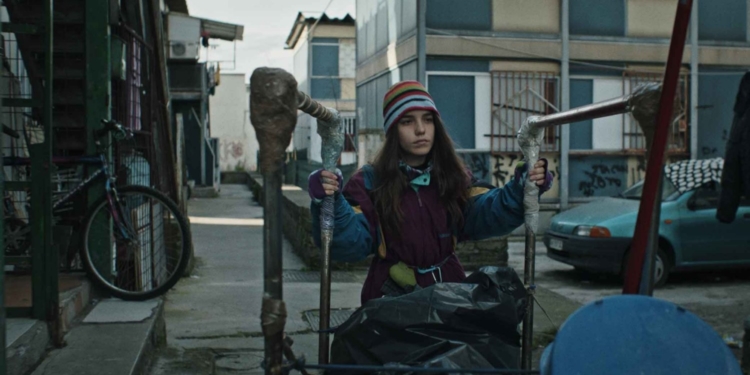 genç bir kız bir el arabasını itiyor