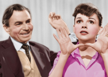 Bir kadın ve adam yan yana oturuyor. adam kanıda bakıyor. kadın iki elini yüzünün arasına almış bir şekilde karşıya bakıyor.