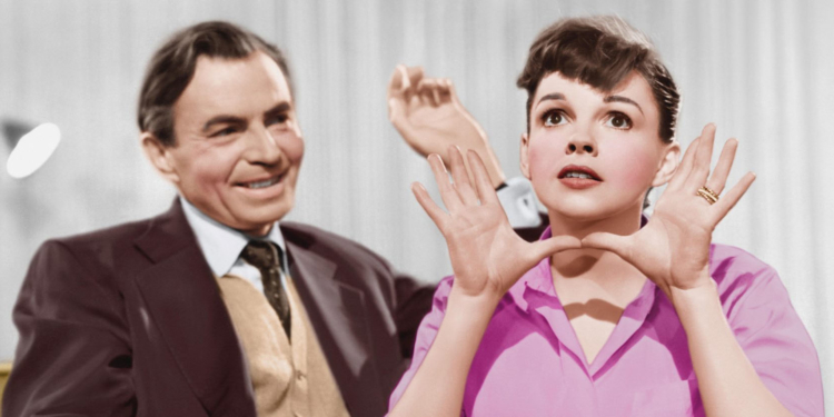 Bir kadın ve adam yan yana oturuyor. adam kanıda bakıyor. kadın iki elini yüzünün arasına almış bir şekilde karşıya bakıyor.