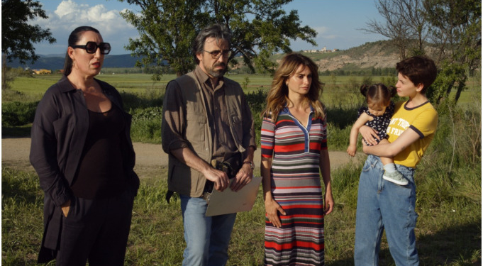 Pedro Almodóvar’ın Yeni Filmi ”Madres Paralelas”dan İlk Görseller ve Video Paylaşıldı!