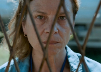 bir kadın telin ardından kameraya doğru bakıyor