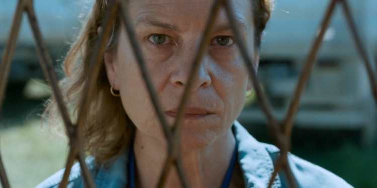 bir kadın telin ardından kameraya doğru bakıyor