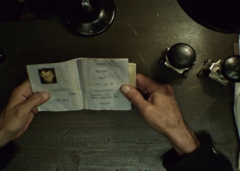 Bir Uçuşta Kâğıttan Hayatlar: Papers, Please (2018)