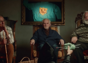 üç yaşlı adam tekli koltuklarda oturuyor