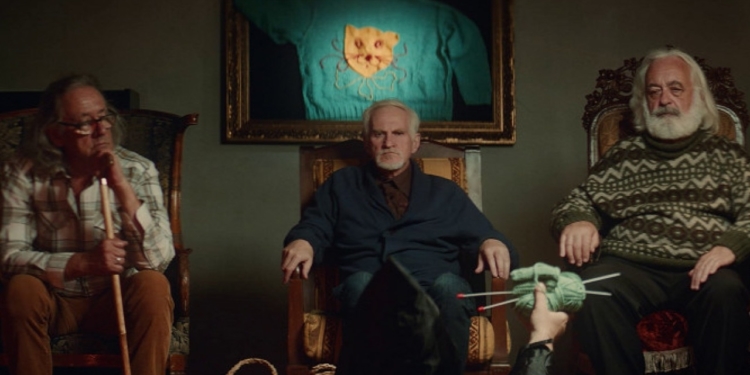 üç yaşlı adam tekli koltuklarda oturuyor