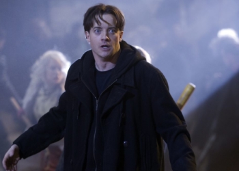 Bir adam panik halde karşıya bakıyor.