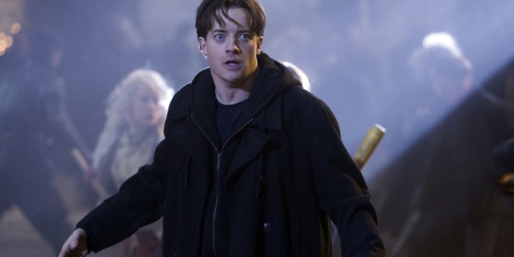 Bir adam panik halde karşıya bakıyor.