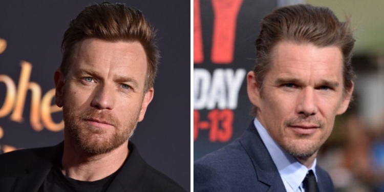 iki adam ekrana bakıyor