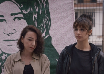 İki kadın yan yana duruyor