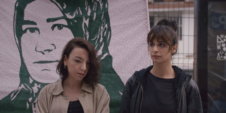 İki kadın yan yana duruyor