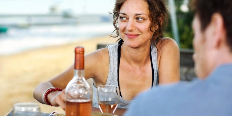 Bir Sahne: Little White Lies (2010)