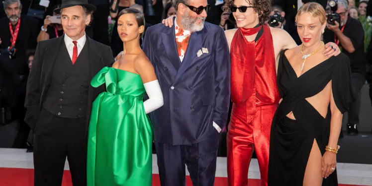 Bones and All Venedik Kırmızı Halı