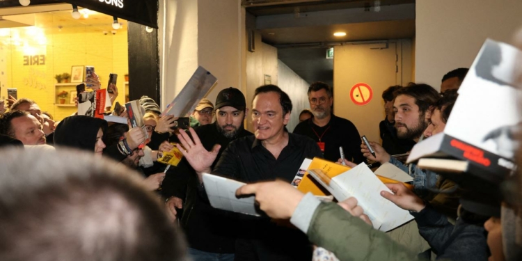 Quentin Tarantino mart ayında çıkan yeni kitabı “Sinema Spekülasyonu” ile ilgili konuşmak üzere 29 Mart Çarşamba günü Avrupa’nın en büyük sineması Le Grand Rex’i taşarcasına dolduran Parisli izleyiciyle bir araya geldi.