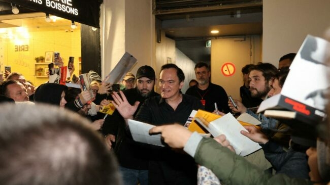 Quentin Tarantino mart ayında çıkan yeni kitabı “Sinema Spekülasyonu” ile ilgili konuşmak üzere 29 Mart Çarşamba günü Avrupa’nın en büyük sineması Le Grand Rex’i taşarcasına dolduran Parisli izleyiciyle bir araya geldi.