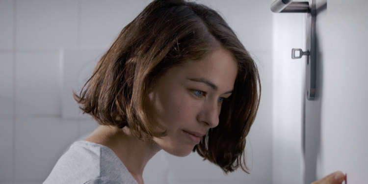 Objelerin Biçareliği: The Girl and the Spider (2021)