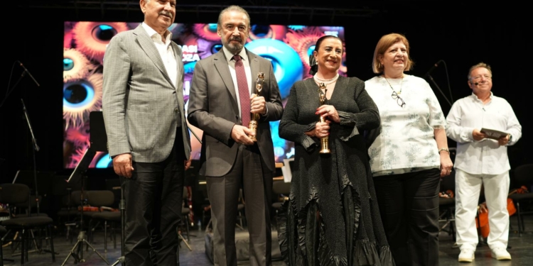 Altın Koza’da Onur Ödülleri Perran Kutman ve Cihan Ünal’a Verildi