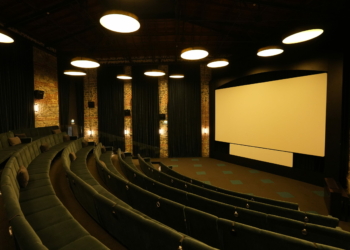 Okay Temiz Müzikleriyle Hamlet, Kundura Sinema’da