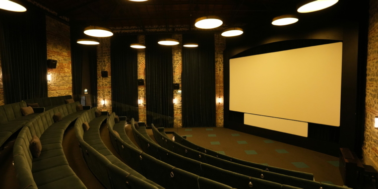 Okay Temiz Müzikleriyle Hamlet, Kundura Sinema’da