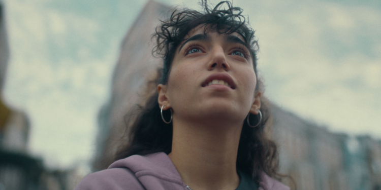 Venedik’te Prömiyer Yapacak Neredeyse Kesinlikle Yanlış’tan Poster ve Fragman Yayında