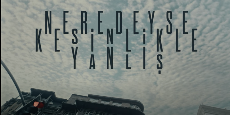 Venedik’te Prömiyer Yapacak Neredeyse Kesinlikle Yanlış’tan Poster ve Fragman Yayında