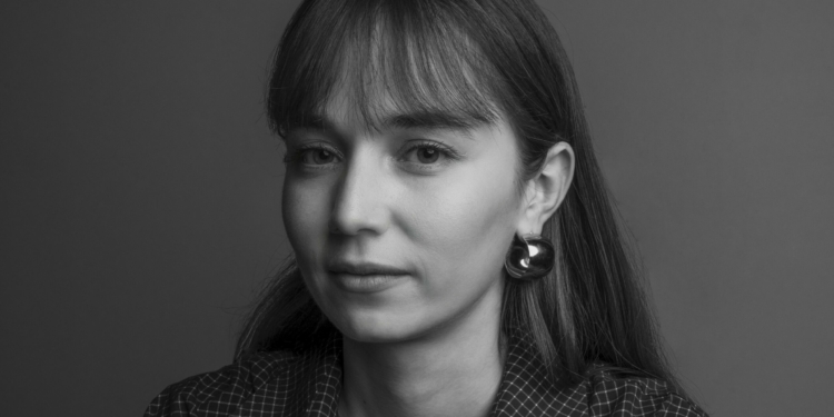 Neredeyse Kesinlikle Yanlış (2024) Filminin Yönetmeni Cansu Baydar ile Söyleşi