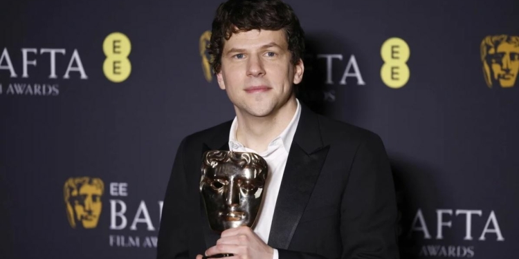 Jesse Eisenberg, A Real Pain Oscar Ödülünden Sonra Polonya Vatandaşlığına Kavuştu!